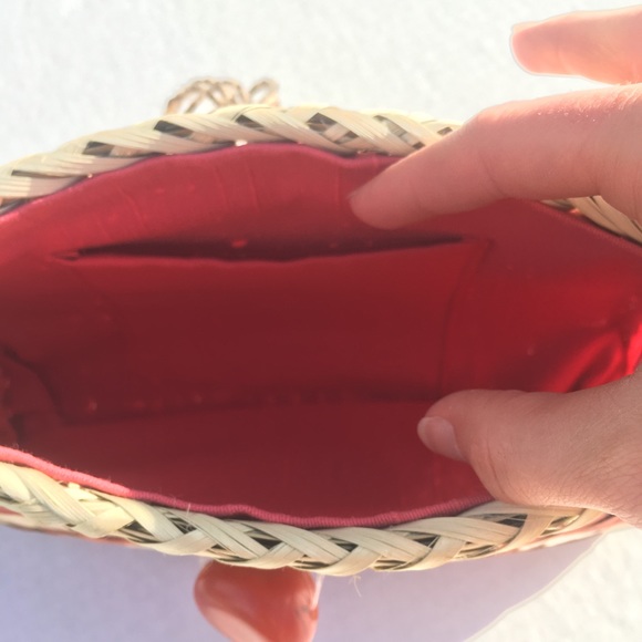 Rattan Woven straw clutch with stone clasp - Picture 8 of 8